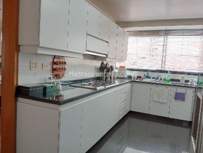 Apartamento de 3 alcobas en venta en Chico Navarra, Bogotá, 180 m² · foto 15 de 18