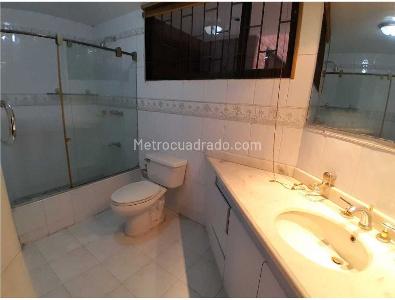 Apartamento de 4 alcobas en venta en Chico Navarra, Bogotá, 230 m² · foto 13 de 16