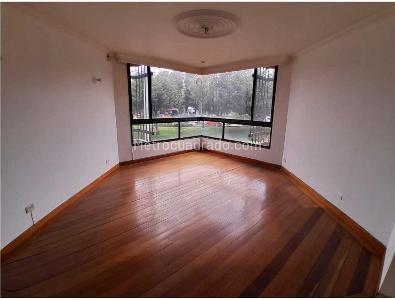 Apartamento de 4 alcobas en venta en Chico Navarra, Bogotá, 230 m² · foto 9 de 16