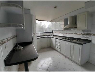 Apartamento de 4 alcobas en venta en Chico Navarra, Bogotá, 230 m² · foto 10 de 16