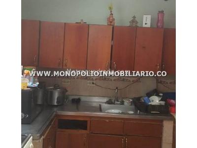 Casa de 5 alcobas en venta en Primavera, Envigado, 190 m² · foto 3 de 4