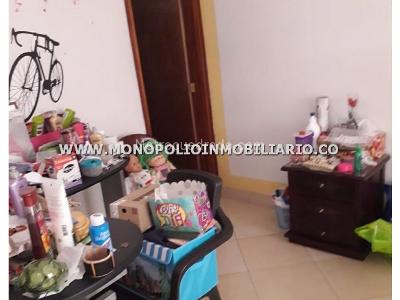 Casa de 5 alcobas en venta en La America, Medellín, 326 m² · foto 13 de 14