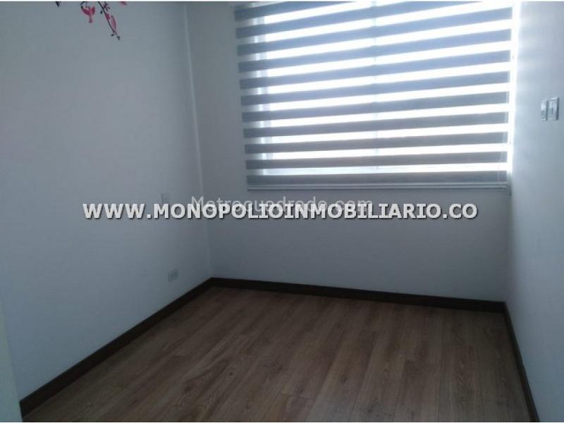 3BR Apartment with Balcony in Loma de los Gonzßlez, El Poblado - 4