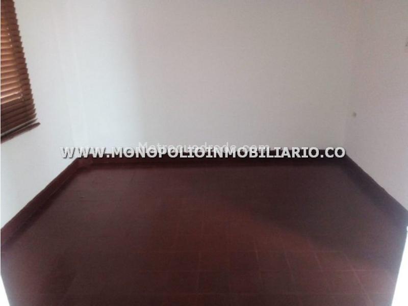 Casa comercial de 4 Alcobas en arriendo en Granada, Belén - 2