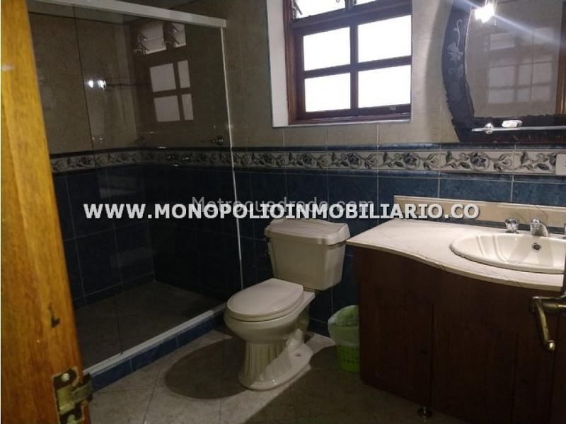 Spacious 4BR House in Simon Bolivar - 9