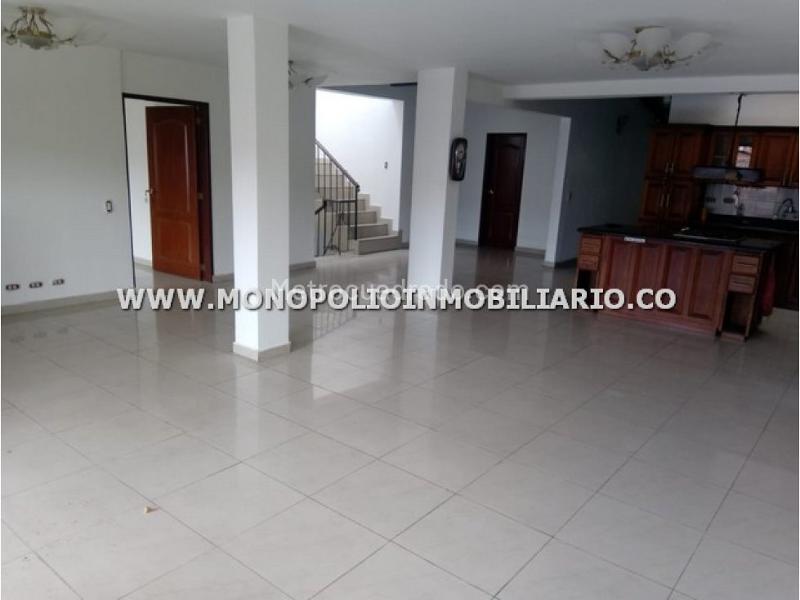 Casa Bifamiliar de 5 Alcobas en Simón Bolívar (280 m²) - 2