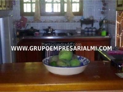 Casa de 3 alcobas en venta en Loma Del Barro, Envigado, 545 m² · foto 2 de 16