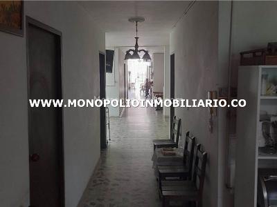 Casa de 5 alcobas en venta en La America, Medellín, 207 m² · foto 2 de 17