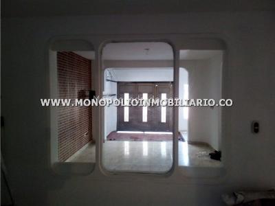 Casa de 3 alcobas en venta en Los Colores, Medellín, 240 m² · foto 2 de 20