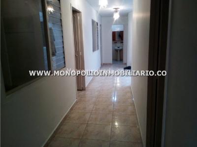 Casa de 3 alcobas en venta en Los Colores, Medellín, 240 m² · foto 19 de 20