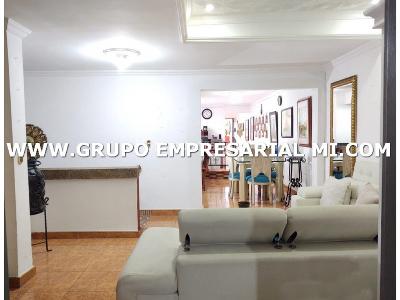 Casa de 4 alcobas en venta en La Castellana, Medellín, 252 m² · foto 4 de 18