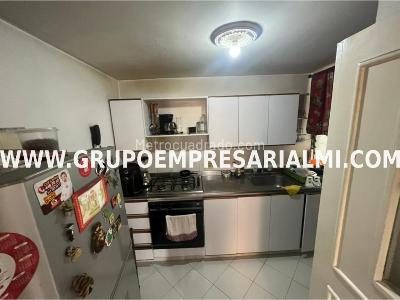 Apartamento de 3 alcobas en venta en Los Colores, Medellín, 70 m² · foto 2 de 12