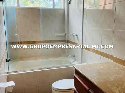 Casa de 5 alcobas en venta en Loma El Atravesado, Envigado, 209 m² · foto 11 de 12