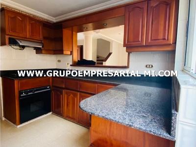 Casa de 5 alcobas en venta en Loma El Atravesado, Envigado, 209 m² · foto 2 de 12