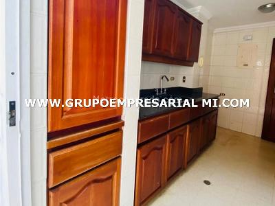 Casa de 5 alcobas en venta en Loma El Atravesado, Envigado, 209 m² · foto 3 de 12