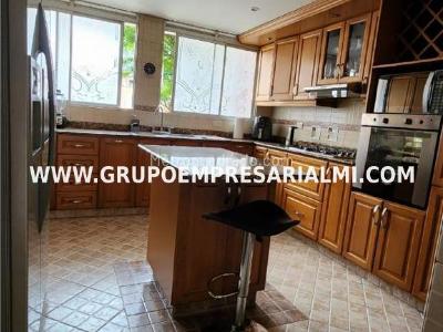 Casa de 4 alcobas en venta en Belen, Medellín, 233 m² · foto 2 de 17