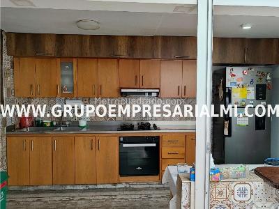 Casa de 5 alcobas en venta en El Trianon, Envigado, 226 m² · foto 2 de 18