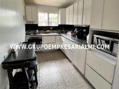 Casa de 4 alcobas en venta en Laureles, Medellín, 172 m² · foto 2 de 12
