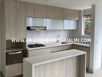 Apartamento de 2 alcobas en venta en Las Lomitas, Sabaneta, 78 m² · foto 2 de 10