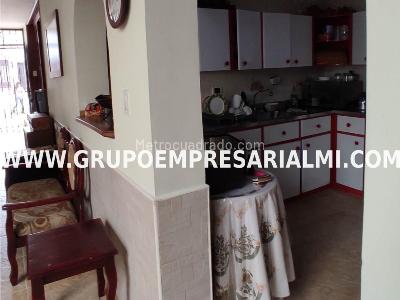 Casa de 4 alcobas en venta en Estadio, Medellín, 220 m² · foto 2 de 16