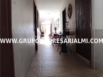 Casa de 4 alcobas en venta en Estadio, Medellín, 220 m² · foto 3 de 16