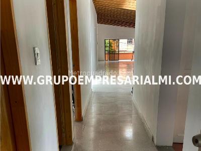 Casa de 5 alcobas en arriendo en Laureles, Medellín, 315 m² · foto 11 de 15