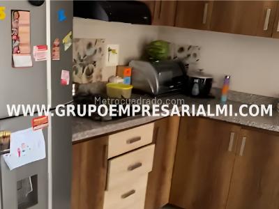 Apartamento de 2 alcobas en venta en Cristo Rey, Medellín, 72 m² · foto 2 de 10