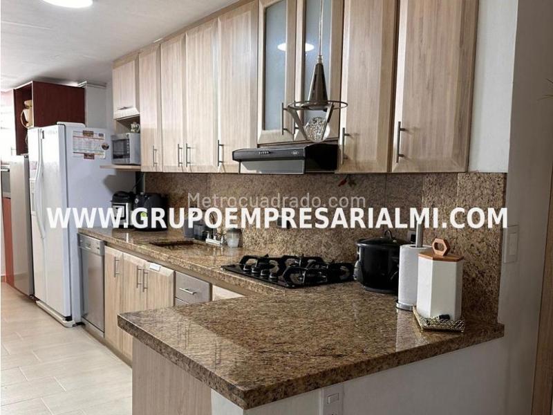 Apartamento amplio de 3 alcobas con 5 baños en Laureles
