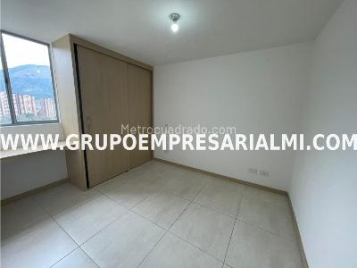 Apartamento de 3 alcobas en venta en Cabañas, Bello, 55 m² · foto 3 de 13