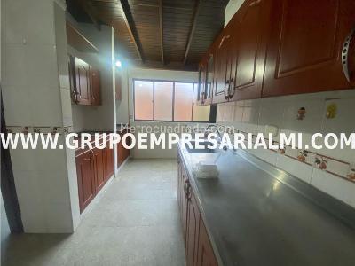 Apartamento de 4 alcobas en venta en Los Colores, Medellín, 130 m² · foto 3 de 10