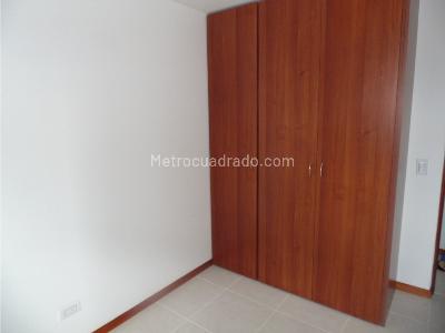 Apartamento de 3 alcobas en venta en Loma De Los Bernal, Medellín, 77 m² · foto 3 de 15