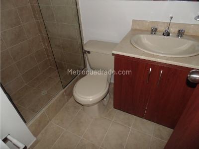 Apartamento de 3 alcobas en venta en Loma De Los Bernal, Medellín, 77 m² · foto 4 de 15
