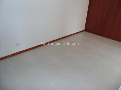Apartamento de 3 alcobas en venta en Loma De Los Bernal, Medellín, 77 m² · foto 5 de 15