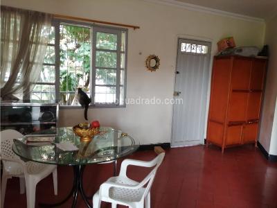 Casa de 5 alcobas en venta en Villa Hermosa, Medellín, 200 m² · foto 9 de 11