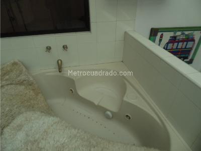 Apartamento de 3 alcobas en venta en Conquistadores, Medellín, 200 m² · foto 3 de 15
