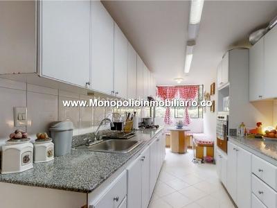 Apartamento de 3 alcobas en venta en El Tesoro, Medellín, 237 m² · foto 3 de 18