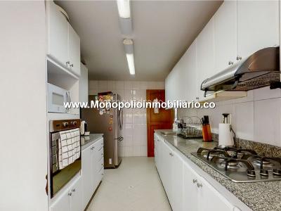 Apartamento de 3 alcobas en venta en El Tesoro, Medellín, 237 m² · foto 15 de 18