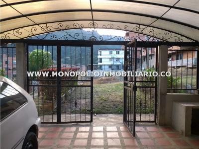 Casa de 5 alcobas en venta en San Martin, Bello, 264 m² · foto 15 de 20