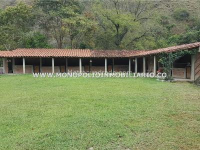 Casa de 3 alcobas en venta en Santa Fe, Medellín, 600 m² · foto 2 de 11