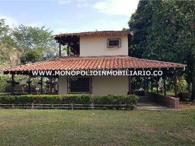 Casa de 3 alcobas en venta en Santa Fe, Medellín, 600 m² · foto 10 de 11