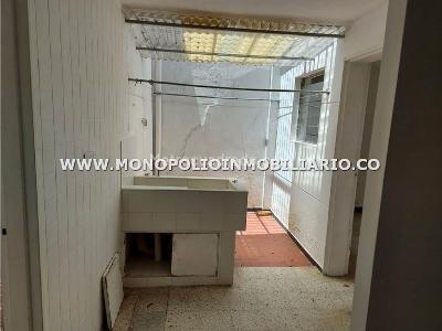 Casa de 5 alcobas en venta en Calasanz, Medellín, 334 m² · foto 2 de 19