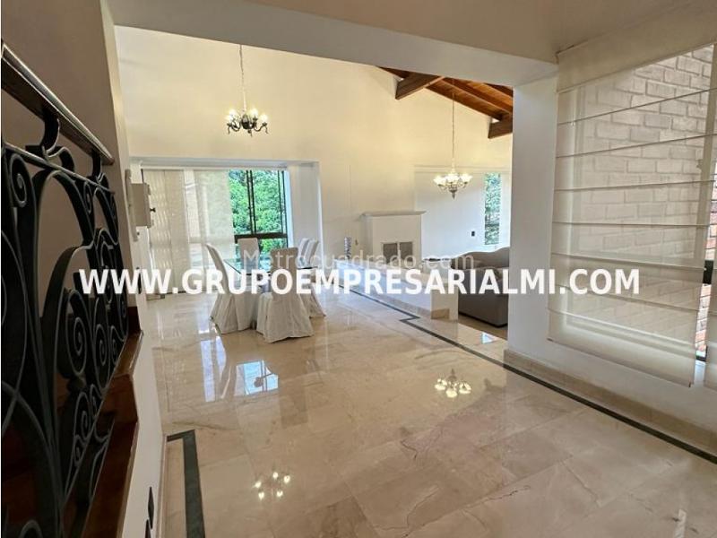 Luxurious 4BR Penthouse with Jacuzzi in El Poblado - 3