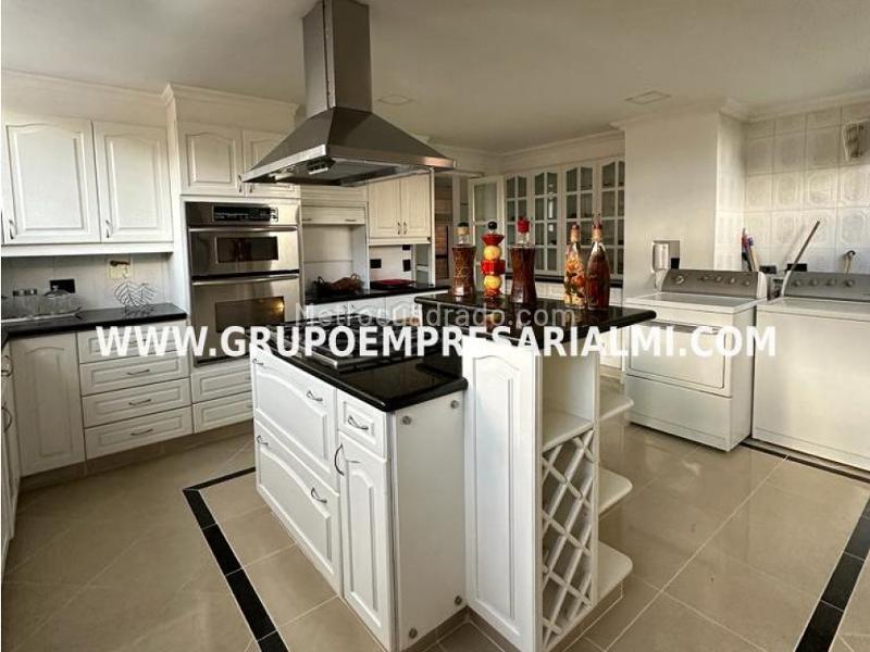 Luxurious 4BR Penthouse with Jacuzzi in El Poblado - 9