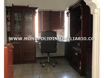 Casa de 5 alcobas en venta en Los Colores, Medellín, 323 m² · foto 4 de 15