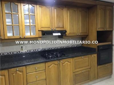 Apartamento de 4 alcobas en venta en Laureles, Medellín, 250 m² · foto 2 de 13