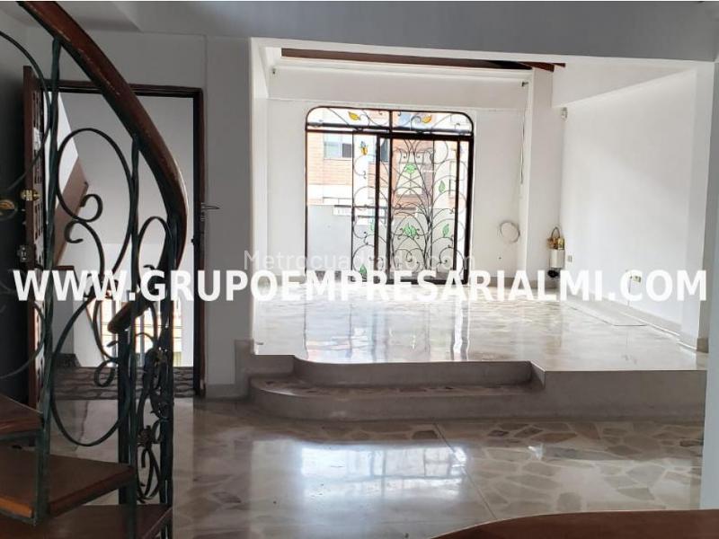 Luxurious 4BR House in Calasanz