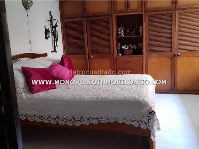 Casa de 5 alcobas en venta en Los Colores, Medellín, 400 m² · foto 4 de 8