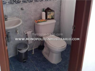 Casa de 5 alcobas en venta en Los Colores, Medellín, 400 m² · foto 6 de 8