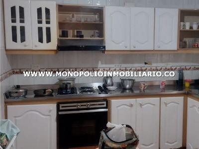 Casa de 4 alcobas en venta en Castilla, Medellín, 125 m² · foto 2 de 11