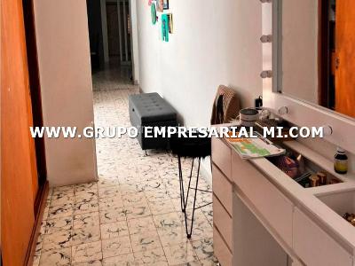 Casa de 5 alcobas en venta en Estadio, Medellín, 237 m² · foto 2 de 12